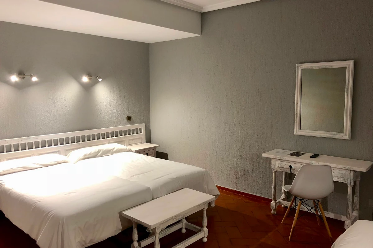 Triple room with desk