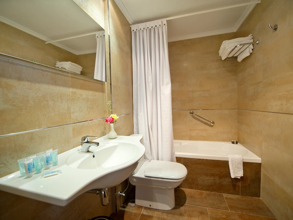 Triple room bathroom