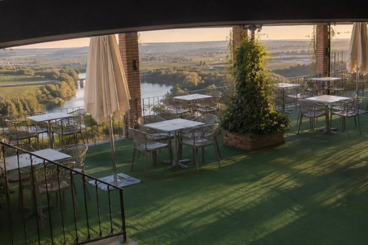 Panoramic terrace at Taberna Malaspina overlooking the Duero River meander and the Toro countryside